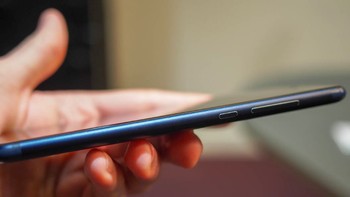 Untuk baterainya berkapasitas 3.000 mAh dan tersedia port USB type C. Foto: Pocket Lint