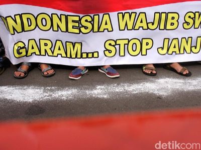 Petani Demo Tolak Impor Garam di Depan Istana