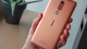 Kamera 16 MP dengan PDAF dibenamkan di bagian belakang Nokia 5.1. Sementara di bagian depan ada kamera 8 MP. Ponsel ini juga punya sensor sidik jari di bagian belakang bodi. Foto: Pocket Lint