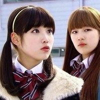 Popularitas IU makin menanjak setelah membintangi serial Dream High bersama penyanyi dan aktris Suzy. Tampangnya masih imut dan terlihat culun. Foto: istimewa