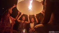 Ada banyak wisatawan yang ikut berpartisipasi dalam acara penerbangan lampion ini. (Pertiwi/detikTravel)