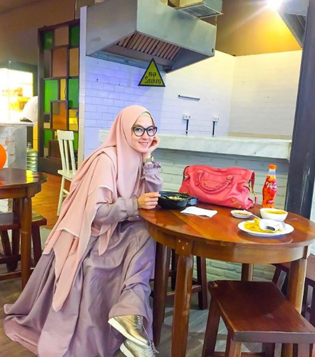 Lyra Virna juga sempat dilabeli seksi. Foto-foto seksinya di majalah dewasa banyak tersebar di internet. Kini, ia mantap berhijrah dan selalu memakai busana syari. Ia pun sukses membuat merek hijab syari.  Foto: Instagram/lyravirna