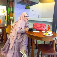 Lyra Virna juga sempat dilabeli seksi. Foto-foto seksinya di majalah dewasa banyak tersebar di internet. Kini, ia mantap berhijrah dan selalu memakai busana syari. Ia pun sukses membuat merek hijab syari.  Foto: Instagram/lyravirna