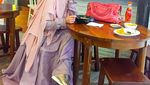 Mantap Berhijrah, Ini 10 Momen Lyra Virna Makan Bareng Keluarga