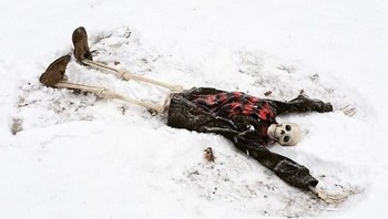 Bermain salju. Foto: instagram.com/omgliterallydead