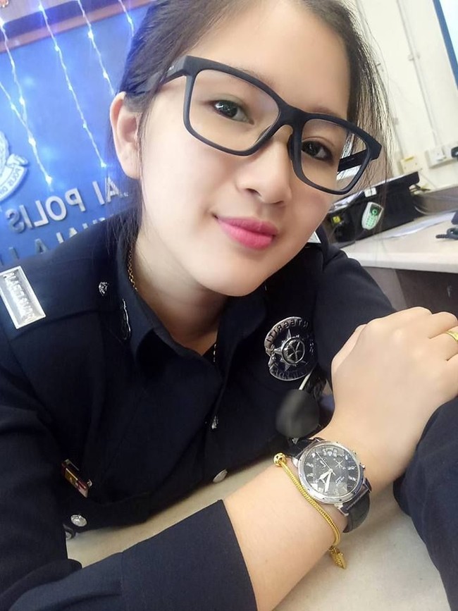 Kenalan dengan polisi wanita cantik bernama Oli Lee, yang mencuri perhatian netizen karena paras memesonanya. Foto: Dok. Facebook/Oli Lee