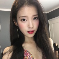 IU dewasa yang sudah berusia 23 tahun. Wajahnya tampak tak banyak berubah dari ia debut pertama kali. Hanya saja penampilannya lebih stylish dengan makeup dan tatanan rambut. Foto: Instagram