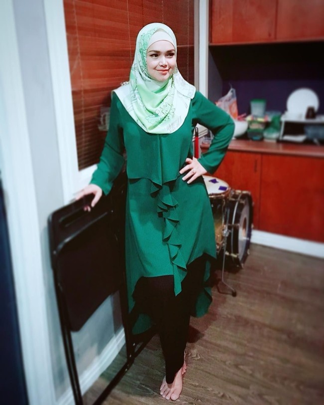Penampilan Siti sebelum dan setelah melahirkan sama menawannya. Dia pun tetap percaya diri berpose ke kamera memakai busana dari butiknya Creación by Siti Nurhaliza. Foto: Instagram/ctdk
