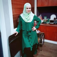 Penampilan Siti sebelum dan setelah melahirkan sama menawannya. Dia pun tetap percaya diri berpose ke kamera memakai busana dari butiknya Creación by Siti Nurhaliza. Foto: Instagram/ctdk