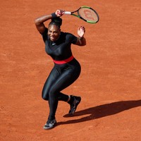 Di samping performanya, gaya busana Serana yang kerap berbeda dari seragam tenis pada umumnya juga sukses menuai atensi. Di Prancis Terbuka Roland Garros 2018, pemenang 23 titel Grand Slam ini beraksi dengan catsuit hitam Nike yang disebut-sebut para penggemar mirip kostum Black Panther. (Foto: Christian Hartmann/Reuters)