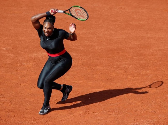 Di samping performanya, gaya busana Serana yang kerap berbeda dari seragam tenis pada umumnya juga sukses menuai atensi. Di Prancis Terbuka Roland Garros 2018, pemenang 23 titel Grand Slam ini beraksi dengan catsuit hitam Nike yang disebut-sebut para penggemar mirip kostum Black Panther. (Foto: Christian Hartmann/Reuters)
