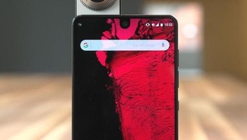 Selain desainnya yang keren karena berbodi tipis dengan notch untuk kamera depan, Essential juga punya inovasi lain yaitu bisa dipasang dengan aksesoris menggunakan konektor magnet. Ini saat Essential dipadukan dengan kamera 360 sebagai aksesoris pertamanya. Foto: Android Central