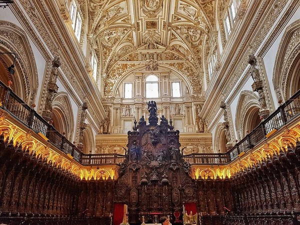 Foto: Bangunan ini pada awalnya merupakan gereja untuk umat Kristen Visigoth. Mosque-Cathedral of Cordoba ini dibangun di atas tanah tepatnya di Calle del Cardenal Herrero, Cordoba, Andalusia, Spanyol dengan luas sekitar 309 meter persegi. (bozkurtberkay1/Instagram) Foto: Bangunan ini pada awalnya merupakan gereja untuk umat Kristen Visigoth. Mosque-Cathedral of Cordoba ini dibangun di atas tanah tepatnya di Calle del Cardenal Herrero, Cordoba, Andalusia, Spanyol dengan luas sekitar 309 meter persegi. (bozkurtberkay1/Instagram)