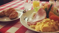 Kasihan banget, sih. Cuma bisa lihat tumpukan scrambel egg, smoked beef hingga beberapa sayuran dari pinggir piring. Foto: Instagram yukiko_fukada