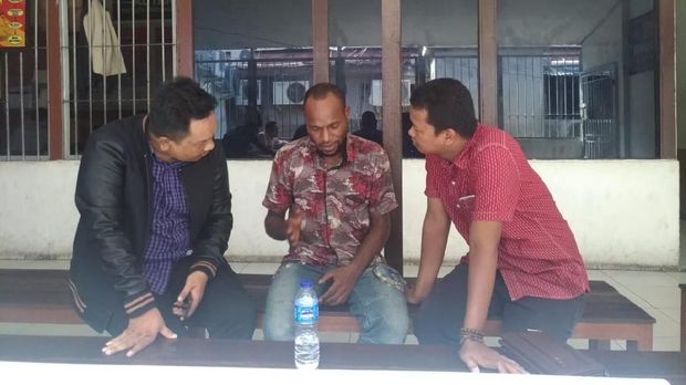 Frantinus Nirigi (tengah) jadi tersangka dan ditahan karena kasus candaan bom di pesawat