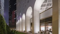 Untuk membuat lokasi lebih ramah bagi pejalan kaki, Foster+Partners membuat jalan depan baru dan menambahkan taman. Istimewa/Inhabitat.