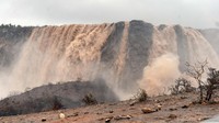 Siklon Mekunu membawa curah hujan 11 inch di kota Salalah, kota terbesar ketiga di Oman pada Sabtu (26/5) lalu. Curah hujan setara untuk tiga tahun itu, turun hanya dalam sehari di Oman. Banjir yang dipicu hujan lebat diwarnai arus lebat di sejumlah area. Foto: Oman News Agency/Handout via REUTERS