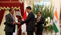 Menko Polhukam Wiranto hadir dalam pertemuan bilateral tersebut.