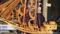 Bahan baku pembuatan miniatur perahu ini menggunakan kayu pete dan bambu yang di dapat dari membeli di kawasan Marunda. Bahan baku pembuatan miniatur perahu ini menggunakan kayu pete dan bambu yang di dapat dari membeli di kawasan Marunda.