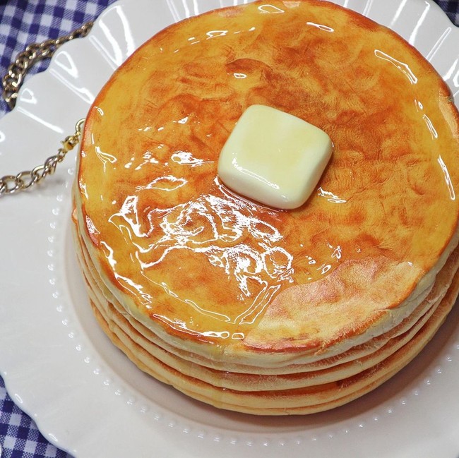 Jika ditaruh di piring seperti di foto ini, tas pancake ini lebih mirip pancake sungguhan. Foto: Instagram/rommydebommy