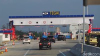 Perjalanan dari pintu tol Tegal begitu mulus dan masih baru, terang saja karena jalur ini baru dibangun tahun 2017 dan hampir rampung di tahun ini.