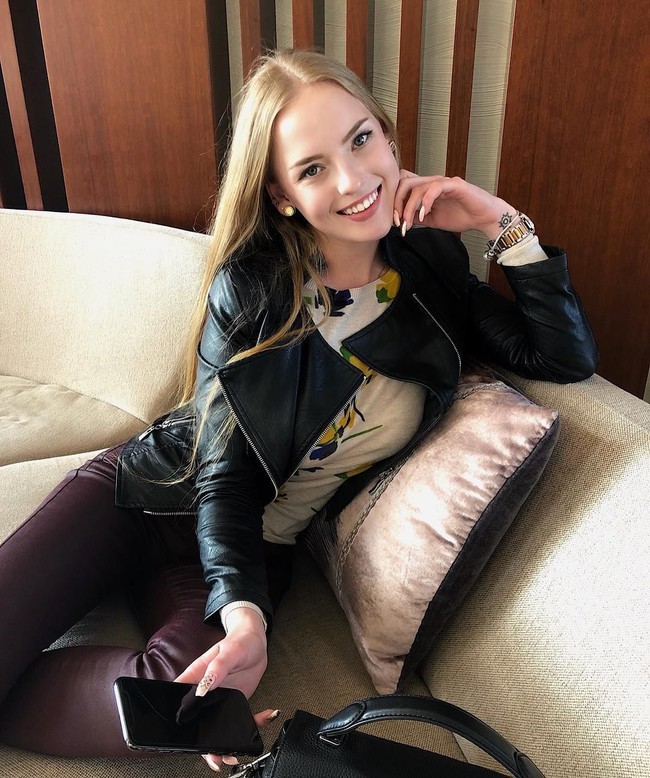  Kenalan dengan Oksana Neveselaya, guru matematika yang juga populer di Instagram karena memiliki jumlah pengikut 758 ribu lebih. Foto: Instagram