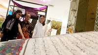 CEO PASARAYA Medina Latief, bersama Kepala Seksi Koleksi dan Pameran Museum Istiqlal Saifuddin dan Head of Marketing Communication Department PASARAYA Patricia Veronica, melihat Alquran terbesar, Mushaf Wonosobo, yang khusus dihadirkan pada Pameran Al-Quran Ramadan Raya Feast Pasaraya Blok M, Jakarta.
