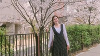 Di sela-sela kesibukannya memandu sorak, Kim Yeon Jeong masih punya waktu buat jalan-jalan, seperti saat menikmati mekarnya bunga sakura di Daejeon. (90_allie/Instagram)