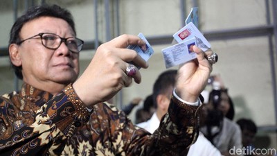 Tjahjo Kumolo Cek Gudang e-KTP yang Tercecer di Bogor