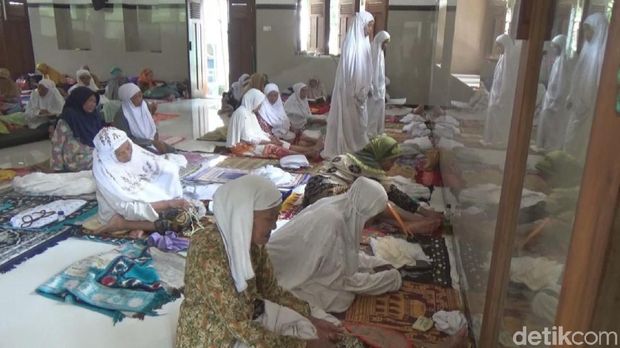 Ratusan Lansia Mendadak Santri di PP Darul Ulum Jombang