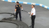 Kepala Kantor Kamla Zona Maritim Barat Bakamla Laksma TNI Eko Murwanto didampingi Komandan KN Belut Laut 4806 AKBP Capt. Nyoto Saptono, S.H., M.Si(Han)., M.Mar. mengawasi jalannya penghitungan barang bukti kabel serat optic hasil tangkapan KN Belut Laut, di Dermaga Zona Barat, Batam, Senin (28/5/2018). Pool/Bakamla.