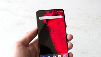 Inilah ponsel Essential. Ia digagas Andy Rubin, pencipta sistem operasi Android, lewat startup yang didirikannya yakni Essential Product. Diluncurkan pada Mei 2017 atau beberapa bulan sebelum iPhone X yang juga mengusung notch, Essential disebut-sebut ponsel pertama yang memakai desain tonjolan di atas buat tempat kamera itu. Foto: Android Central. 