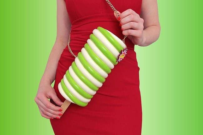 Rommy membuat berbagai macam tas dan aksesori lainnya seperti dasi dan kalung berbentuk makanan. Semua aksesori buatannya sangat mirip makanan sebenarnya.Foto: Instagram/rommydebommy