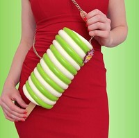 Rommy membuat berbagai macam tas dan aksesori lainnya seperti dasi dan kalung berbentuk makanan. Semua aksesori buatannya sangat mirip makanan sebenarnya.Foto: Instagram/rommydebommy