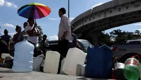 Antrian panjang para warga di stasiun pengisian bahan bakar dengan membawa jerigen dan botol penampungan bahan bakar untuk mengantisipasi kelangkaan bahan bakar di Brasil. Ricardo Moraes/Reuters.