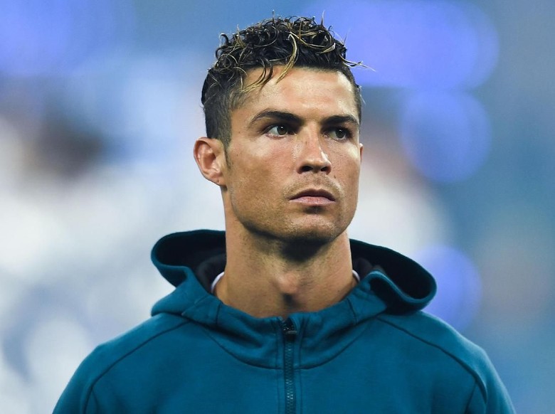 Gemas! Cristiano Ronaldo Pamer Selfie dengan Anak Kembarnya Gemas! Cristiano Ronaldo Pamer Selfie dengan Anak Kembarnya