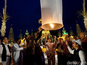 Meriahnya Penerbangan Lampion Waisak yang Ditunggu-Tunggu Wisatawan