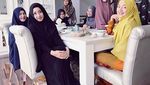 Mantap Berhijrah, Ini 10 Momen Lyra Virna Makan Bareng Keluarga
