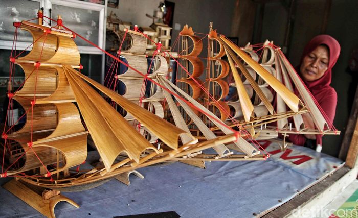 Melihat Uniknya Kerajinan  Kapal Bambu  di  Marunda