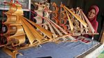 Melihat Uniknya Kerajinan Kapal Bambu di Marunda