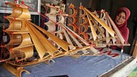 Seorang pengrajin memperlihatkan kerajinan bambu berupa kapal pinisi di Marunda, Jakarta Utara, Rabu (30/5/2018). Seorang pengrajin memperlihatkan kerajinan bambu berupa kapal pinisi di Marunda, Jakarta Utara, Rabu (30/5/2018).