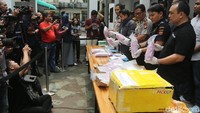 Kabid Humas Polda Metro Jaya Kombes Argo Yuwono mengatakan awalnya polisi mendapatkan kabar dari Bea Cukai soal penyelundupan esktasi yang disinyalir berasal dari Jerman. Setelah itu, melakukan penyelidikan di dua tempat yaitu Surabaya dan Jakarta.