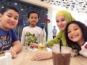 Mantap Berhijrah, Ini 10 Momen Lyra Virna Makan Bareng Keluarga