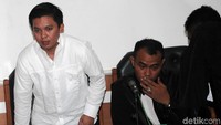 Hal yang memberatkan dalam pertimbangan putusan Kiki yakni perbuatannya dinilai hakim menimbulkan keresahan dan dampak sosial masyarakat yang besar.