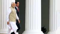 Presiden Jokowi mengajak PM India Narendra Modi ke beranda Istana.