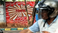 Mural dengan pesan stop pedofil.
