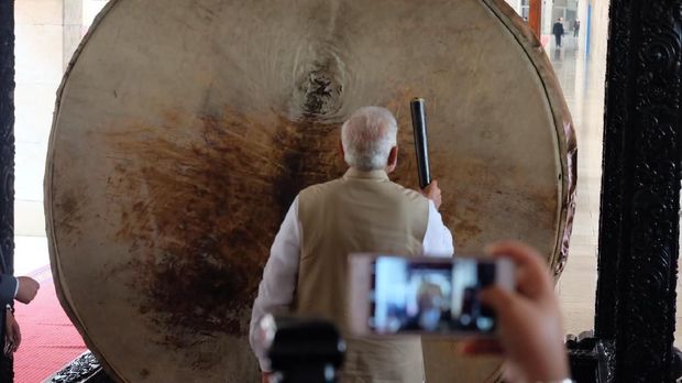 Modi memukulkan beduk selama dua kali.