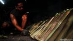 Melihat Lebih Dekat Proses Pembuatan Lemang di Senen Melihat Lebih Dekat Proses Pembuatan Lemang di Senen