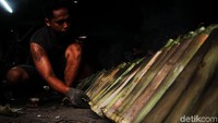 Puluhan lemang disusun sedemikian rupa untuk kemudian dimasak dengan cara dibakar. Puluhan lemang disusun sedemikian rupa untuk kemudian dimasak dengan cara dibakar.