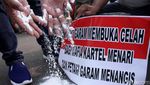 Petani Demo Tolak Impor Garam di Depan Istana